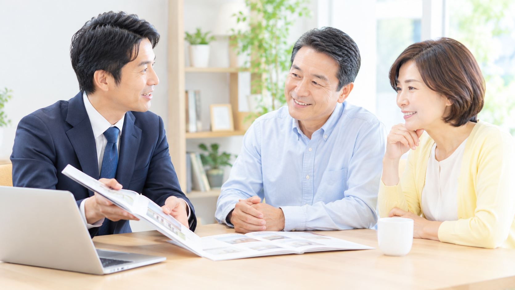 資料を見ながら提案を受けるご夫婦と担当者